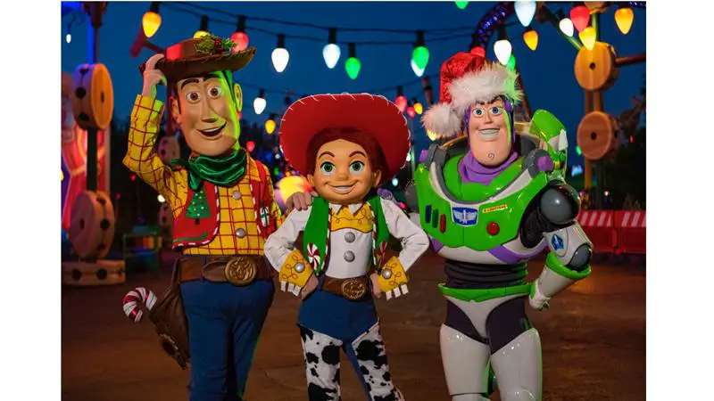 Espiadinha in the Christmas decoration of Toy Story Land