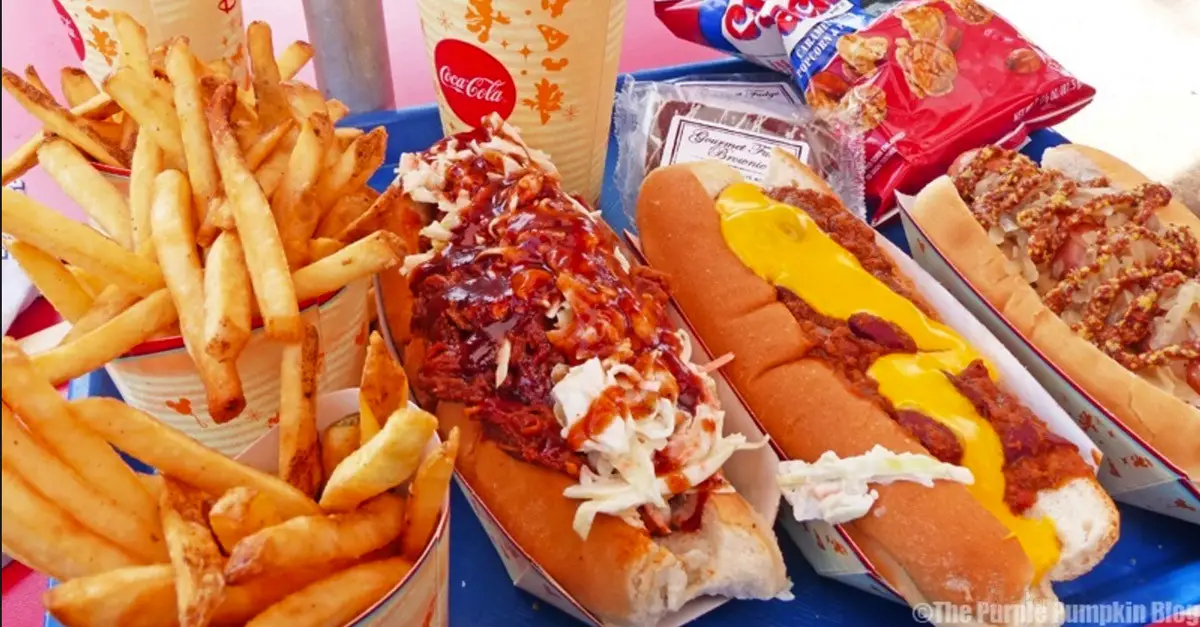 El hot dog es una opción de comida rápida de Disney