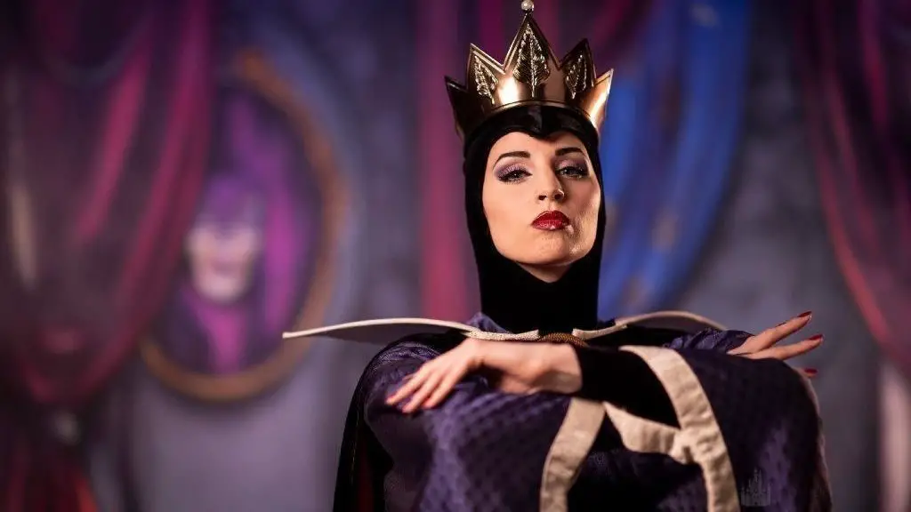 In Storybook Dining können Sie Fotos mit der bösen Königin machen