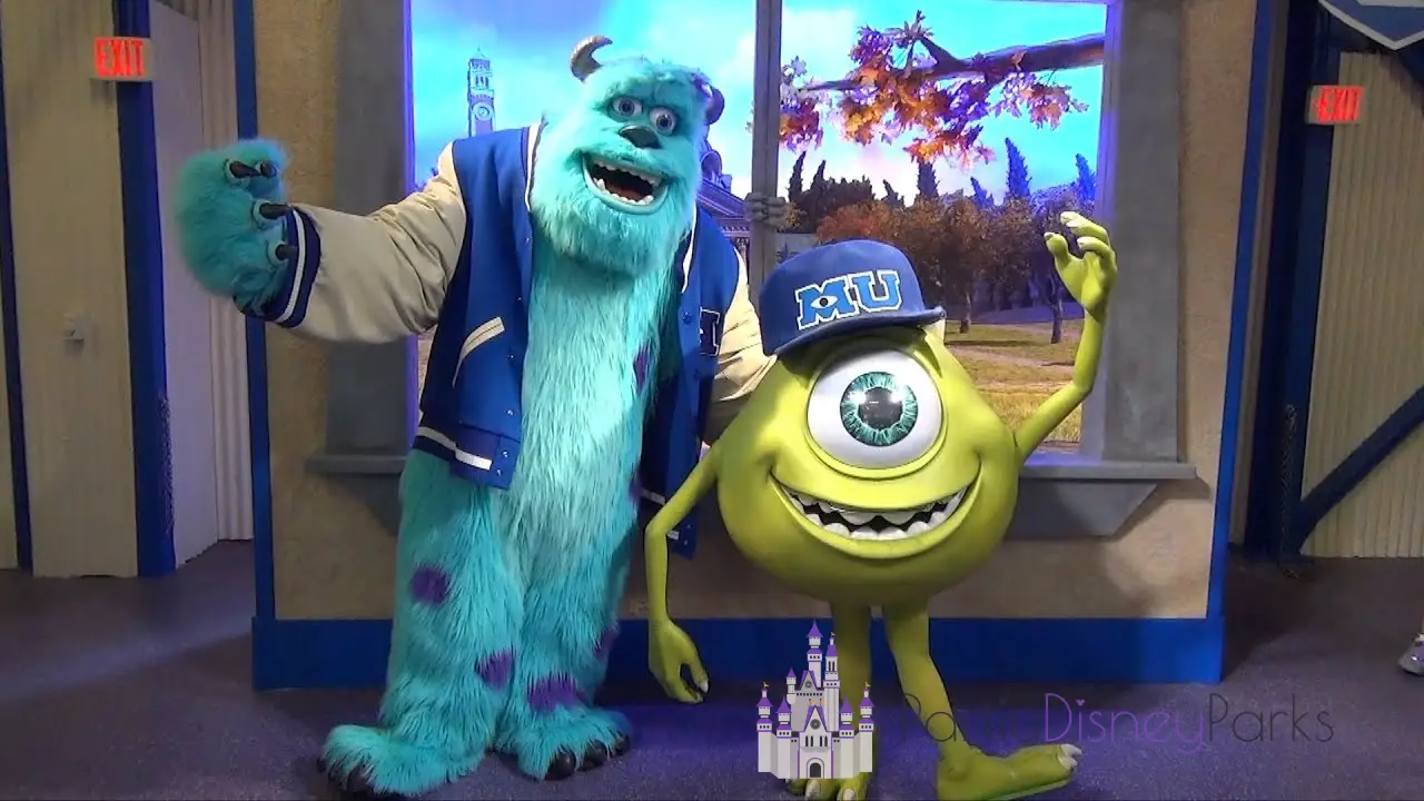 Mike y Sully se encuentran y saludan a Hollywood Studios
