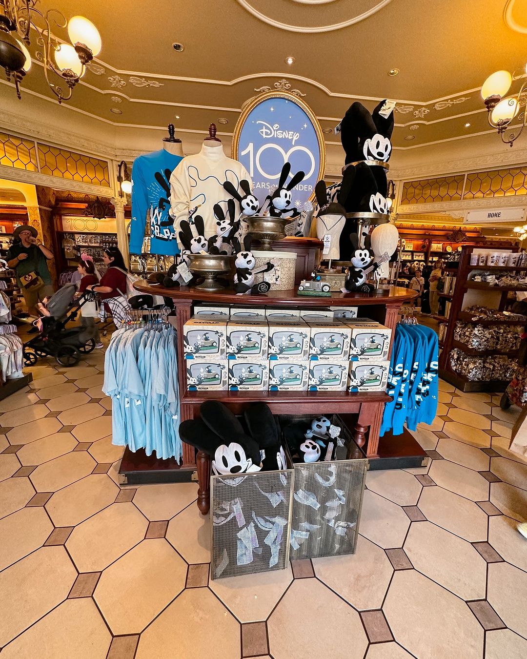 Mercancía de Disney en la tienda Emporium