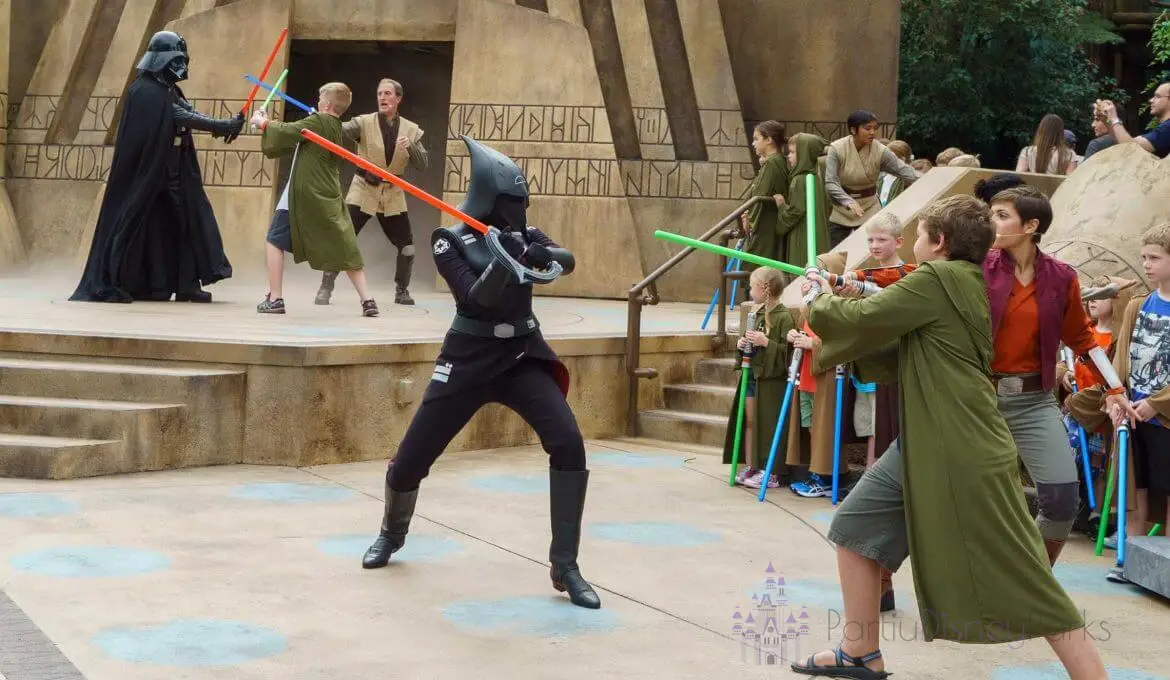 Dans Jedi Training, les enfants apprennent à utiliser un sabre laser