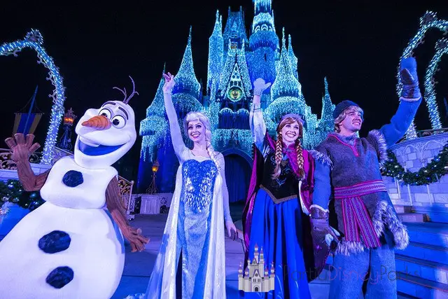 Frozen Holiday Wish Castle Anna & Elsa