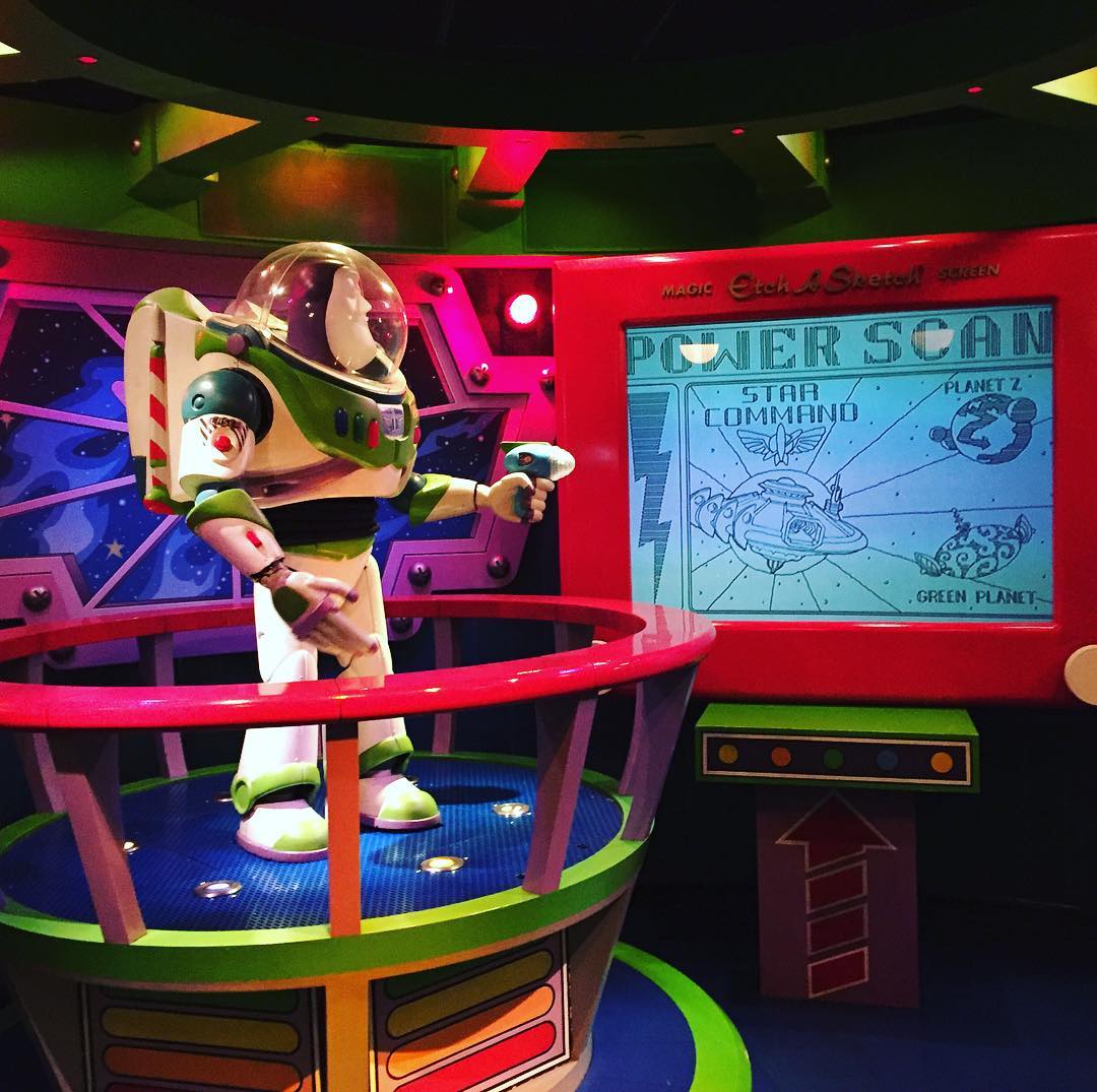 Atração do Buzz Lightyear no Magic Kingdom