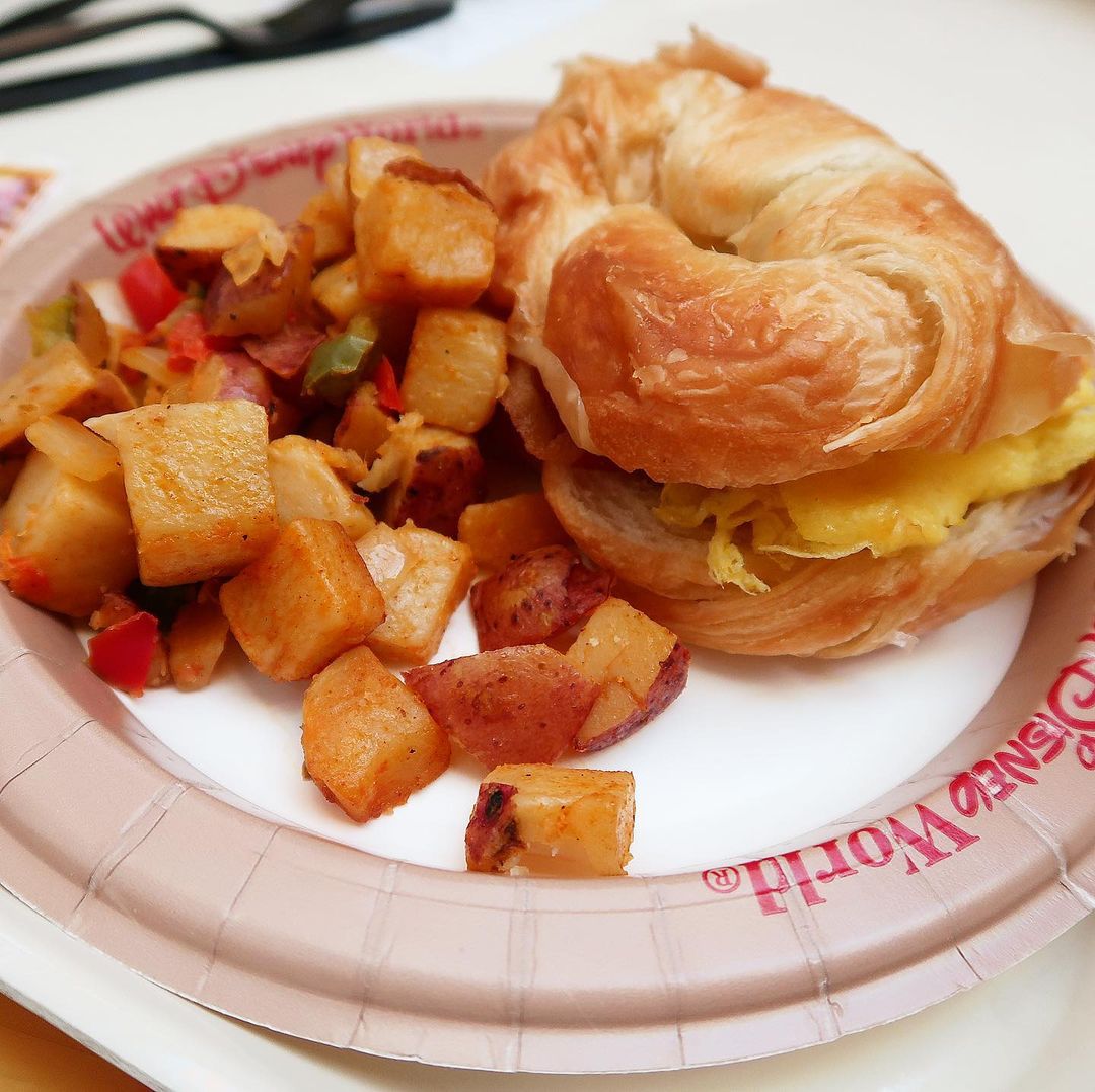 Frühstücks-Croissant-Sandwich mit Kartoffeln - Das Frühstück