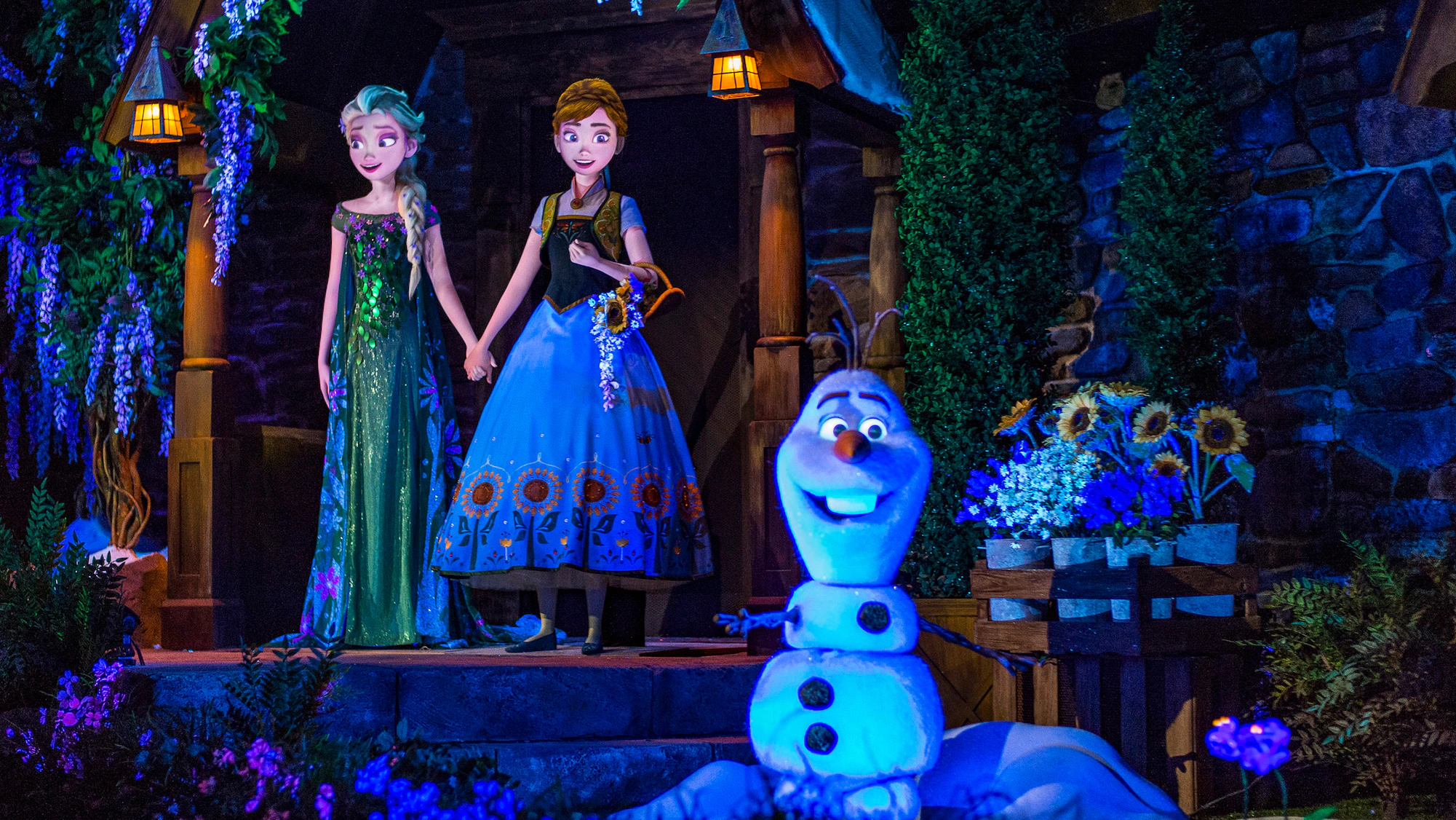 Elsa y Ana en la atracción Frozen Ever After