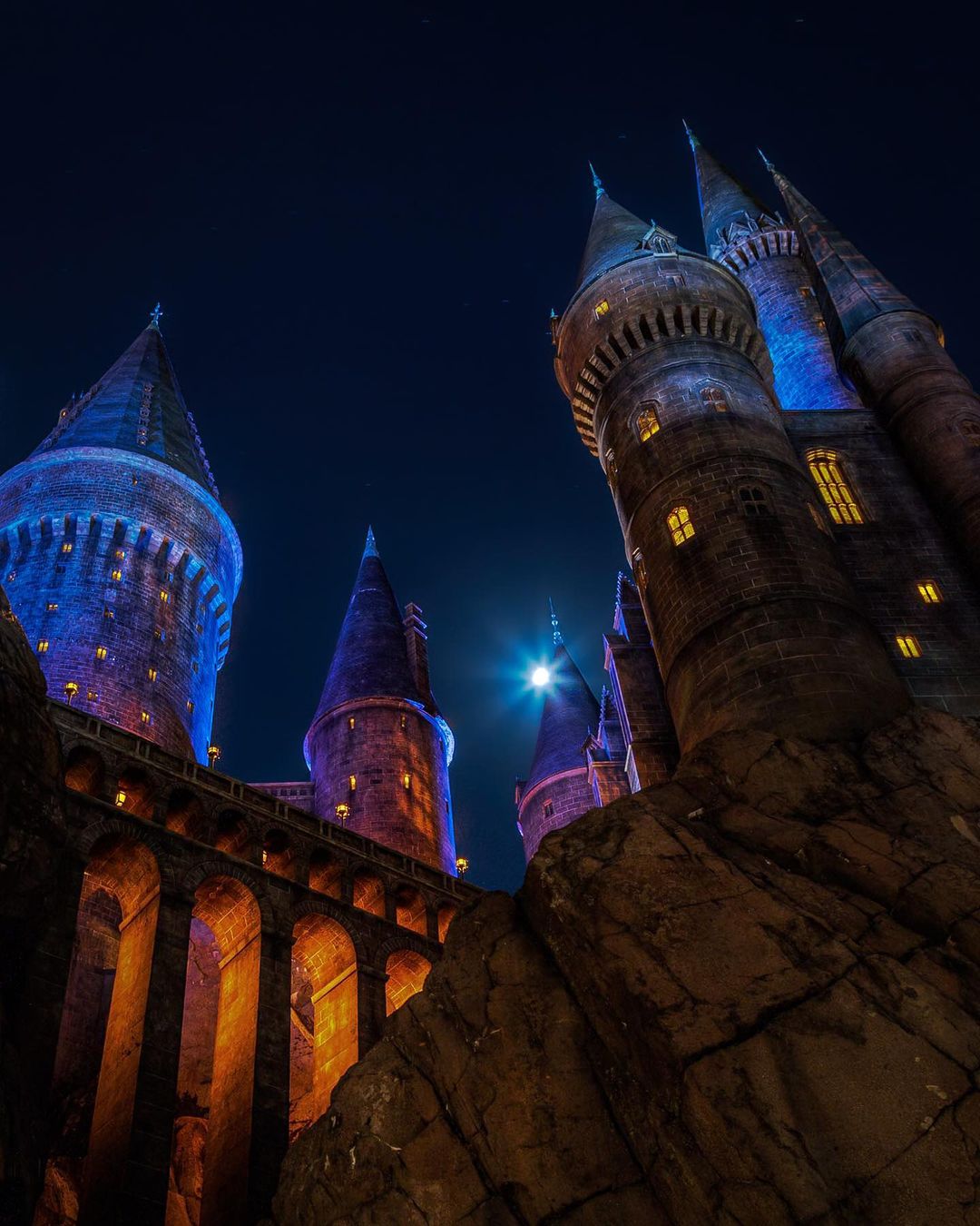 Harry Potter y el viaje prohibido se encuentra dentro del castillo de Hogwarts