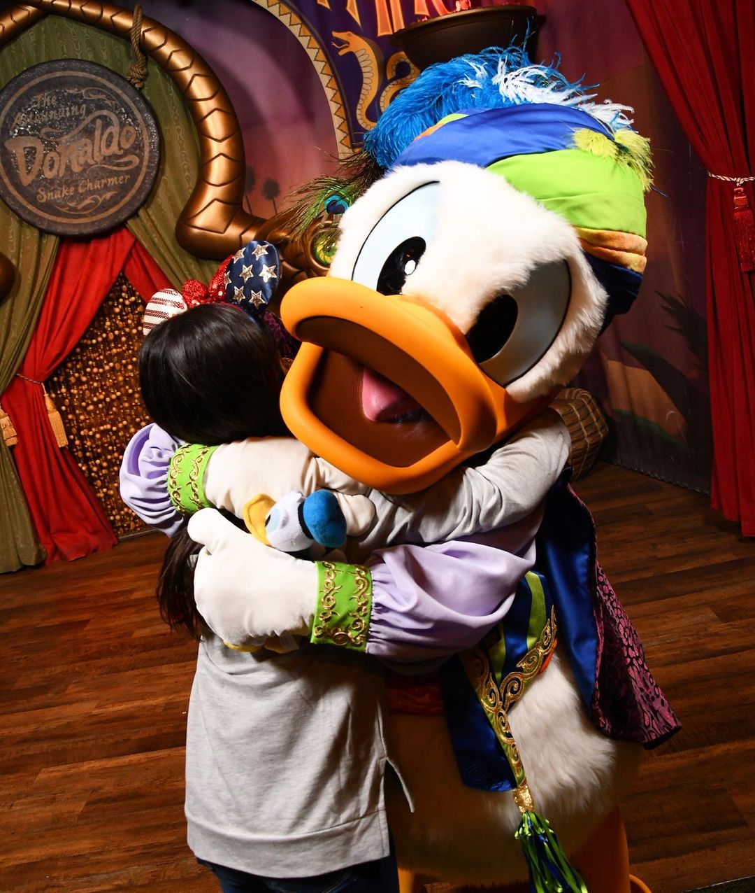 Foto mit Donald Duck bei Pete's Silly Side Show im Magic Kingdom