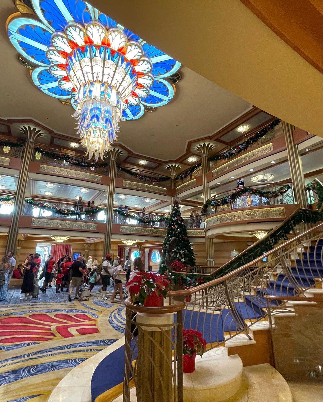 Sala principal en un crucero de Disney