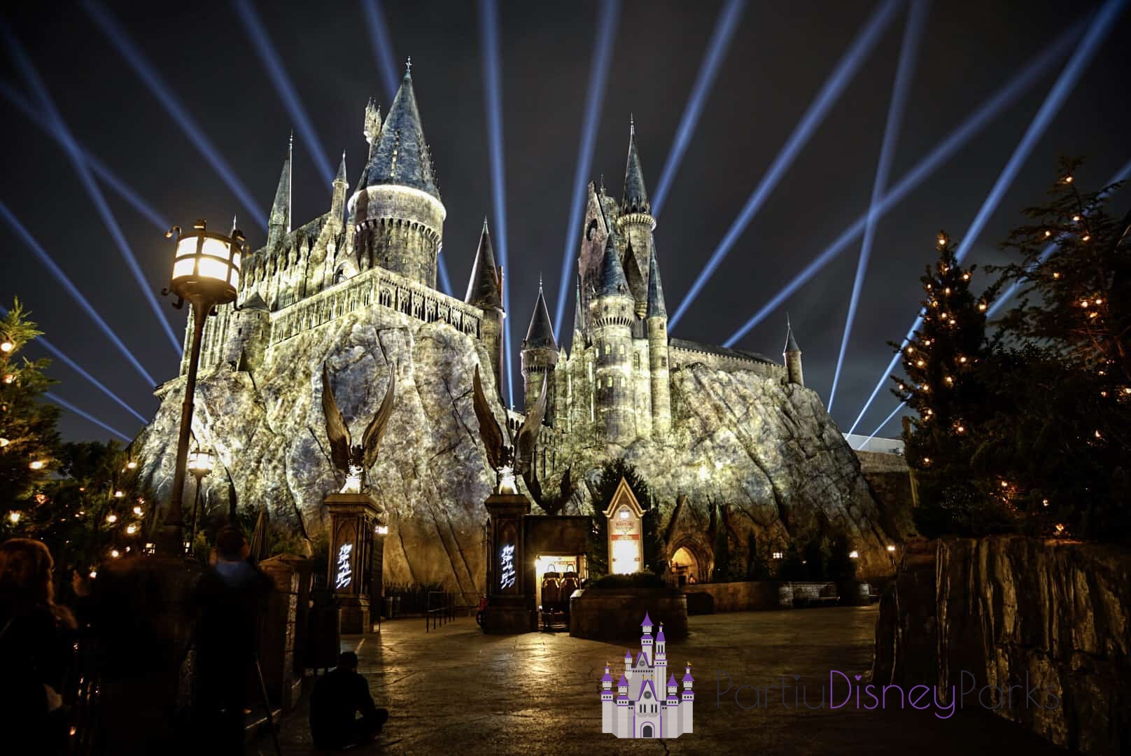 Luces nocturnas en el castillo de Hogwarts en las islas de la aventura