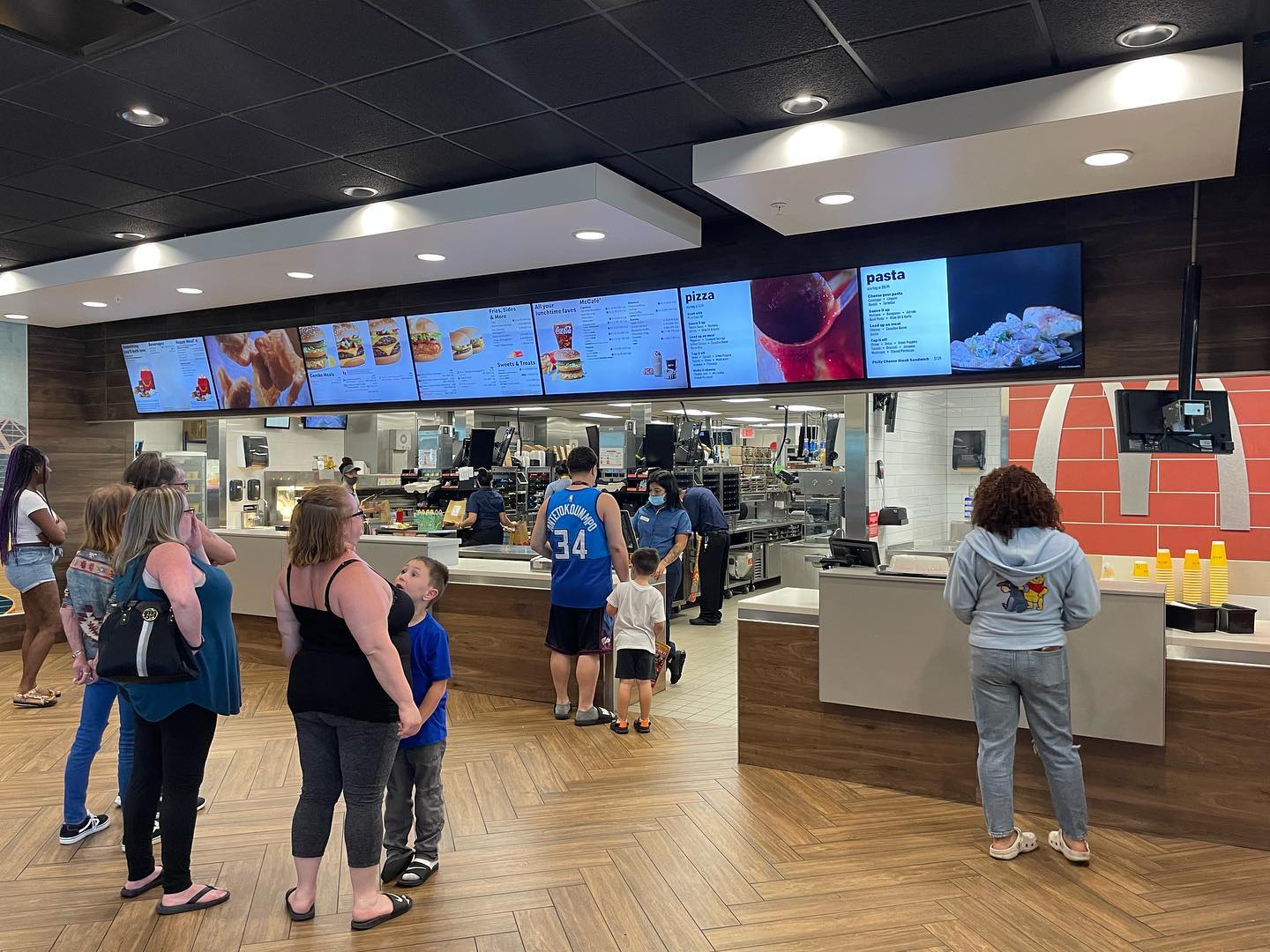 Kassiererin beim größten McDonald’s der Welt – McDonald’s in Orlando