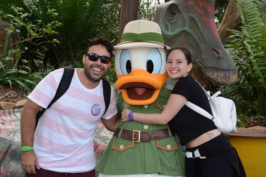 Carlos e Nath no Animal Kingdom com o Pato Donald