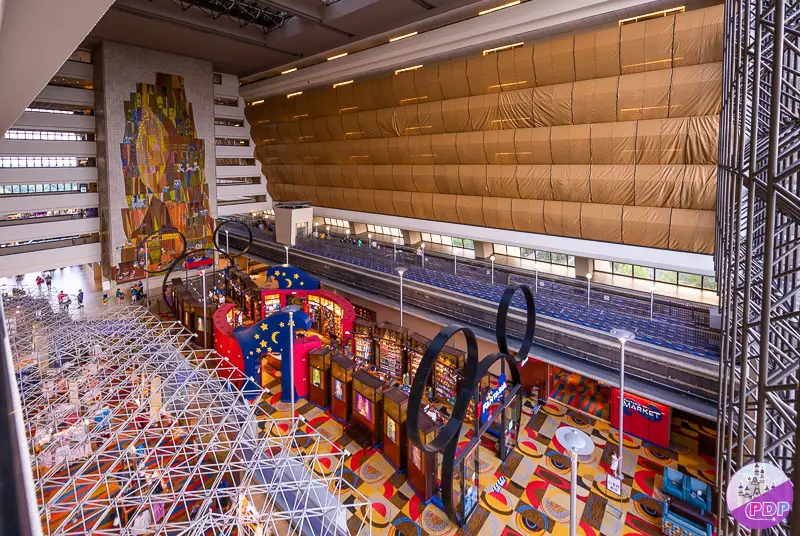 Monorail à l'intérieur du complexe contemporain