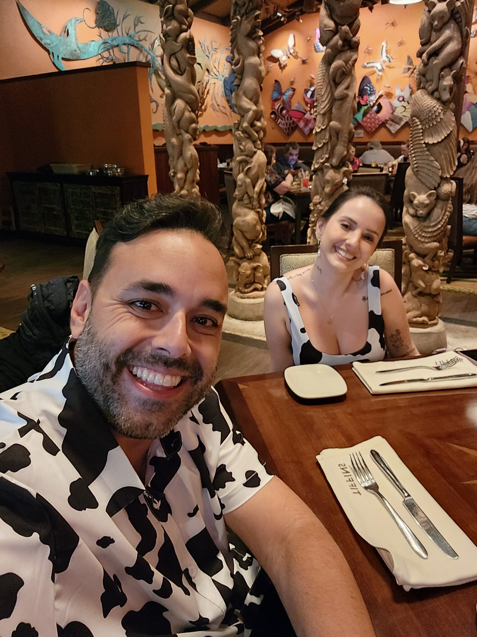 Carlos e Nath no Tiffins - Restaurante Table Service do Animal Kingdom