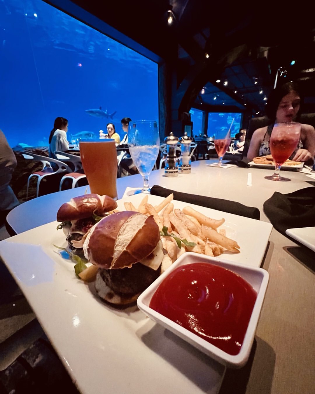 Essen im Sharks Underwater Grill