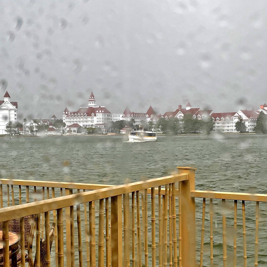 雨の中のディズニーのグランドフロリディアンホテルビュー-ディズニーに行くのに最適な時期