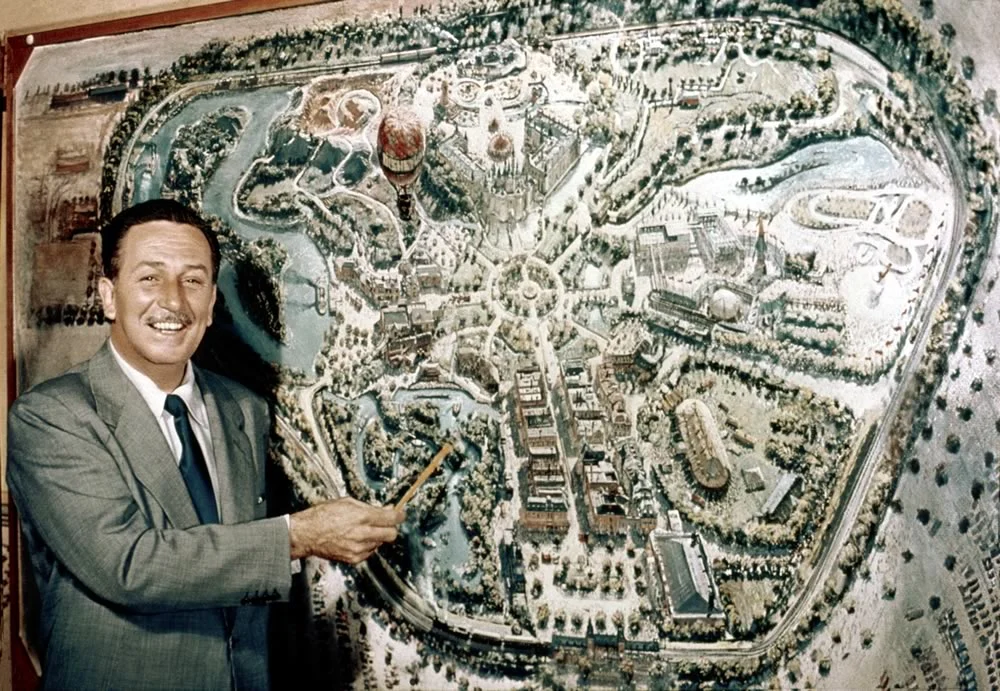 Walt Disney con el mapa del Reino Mágico