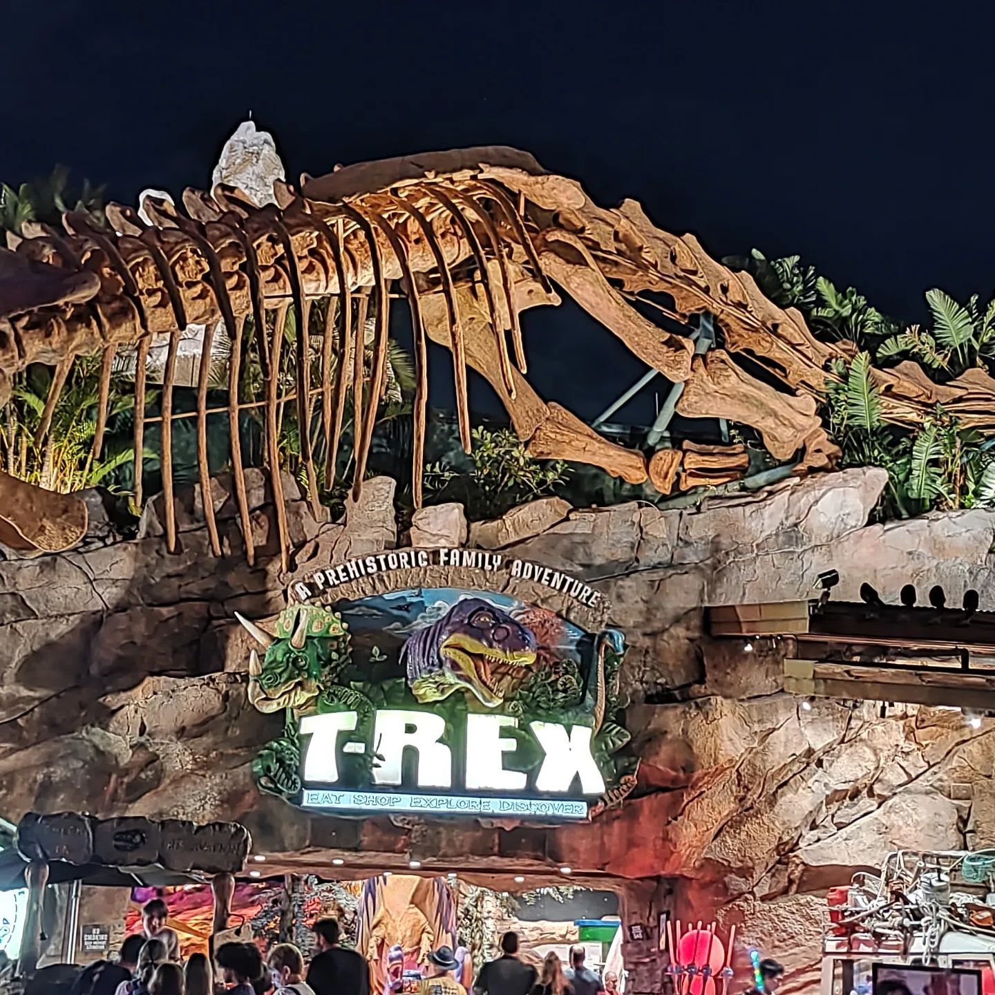 Eingang zum T-Rex Restaurant in Disney Springs
