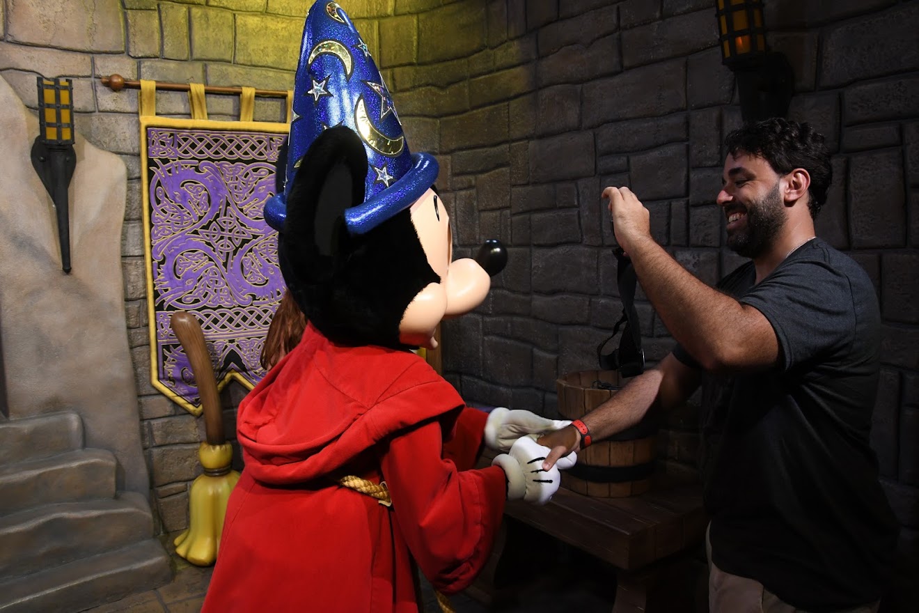 Zauberer Mickey in den Disney Parks