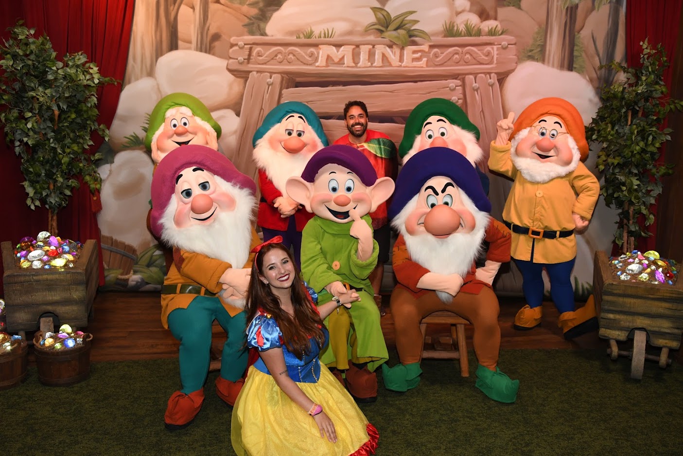 Nath y Carlos con los siete enanitos en la fiesta de Halloween de Disney