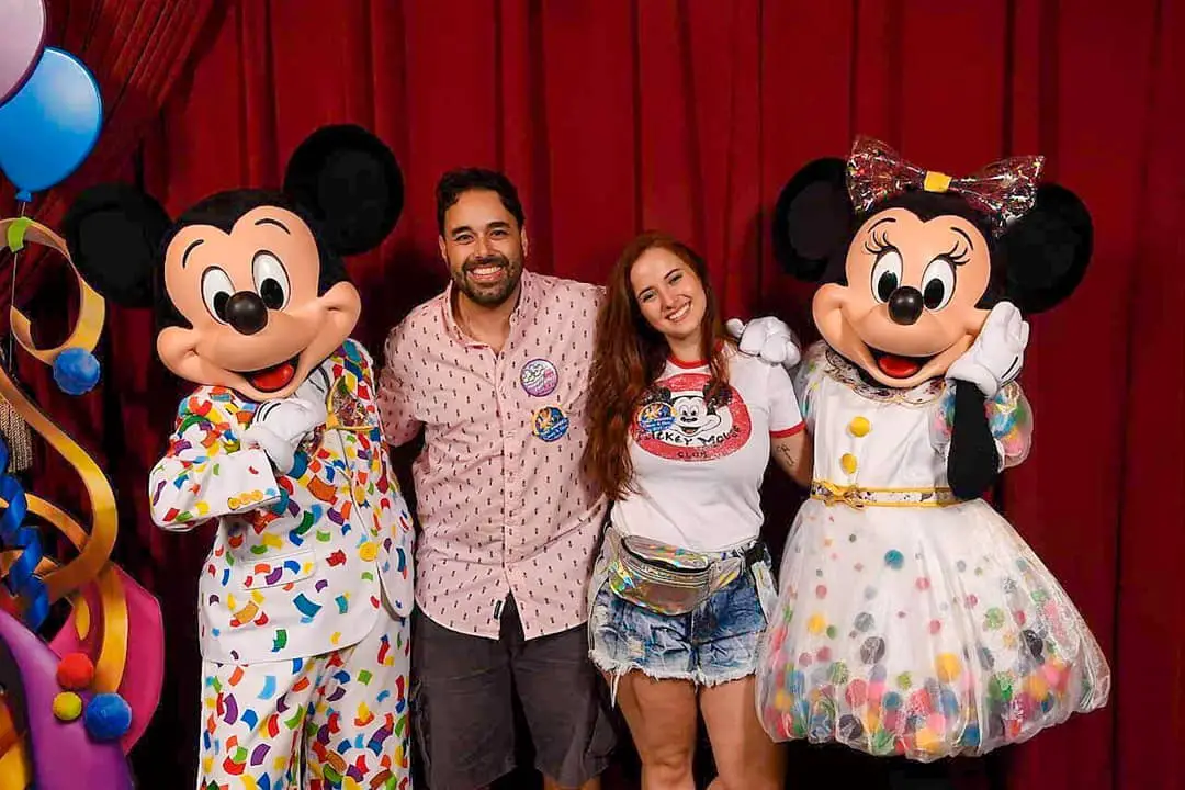 Nath e Carlos com Mickey e Minnie no Magic Kingdom