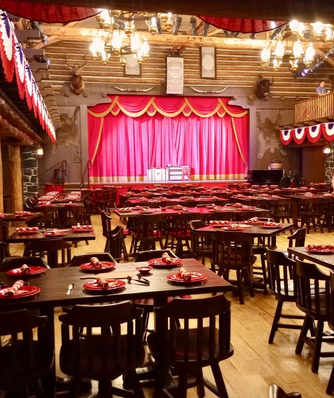 Hoop-Dee-Doo Musical Revue - Dining and Show at Disney (Fort Wilderness)
