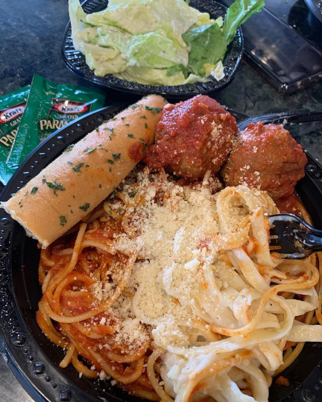 Espaguetis y albóndigas en el restaurante italiano Louie's