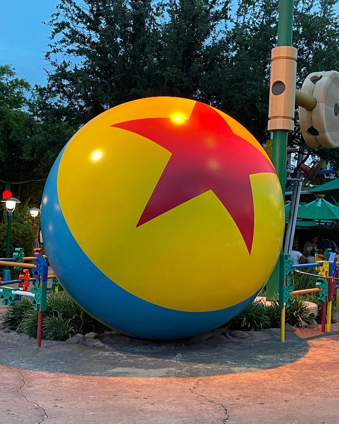Bola da Pixar na Toy Story Land