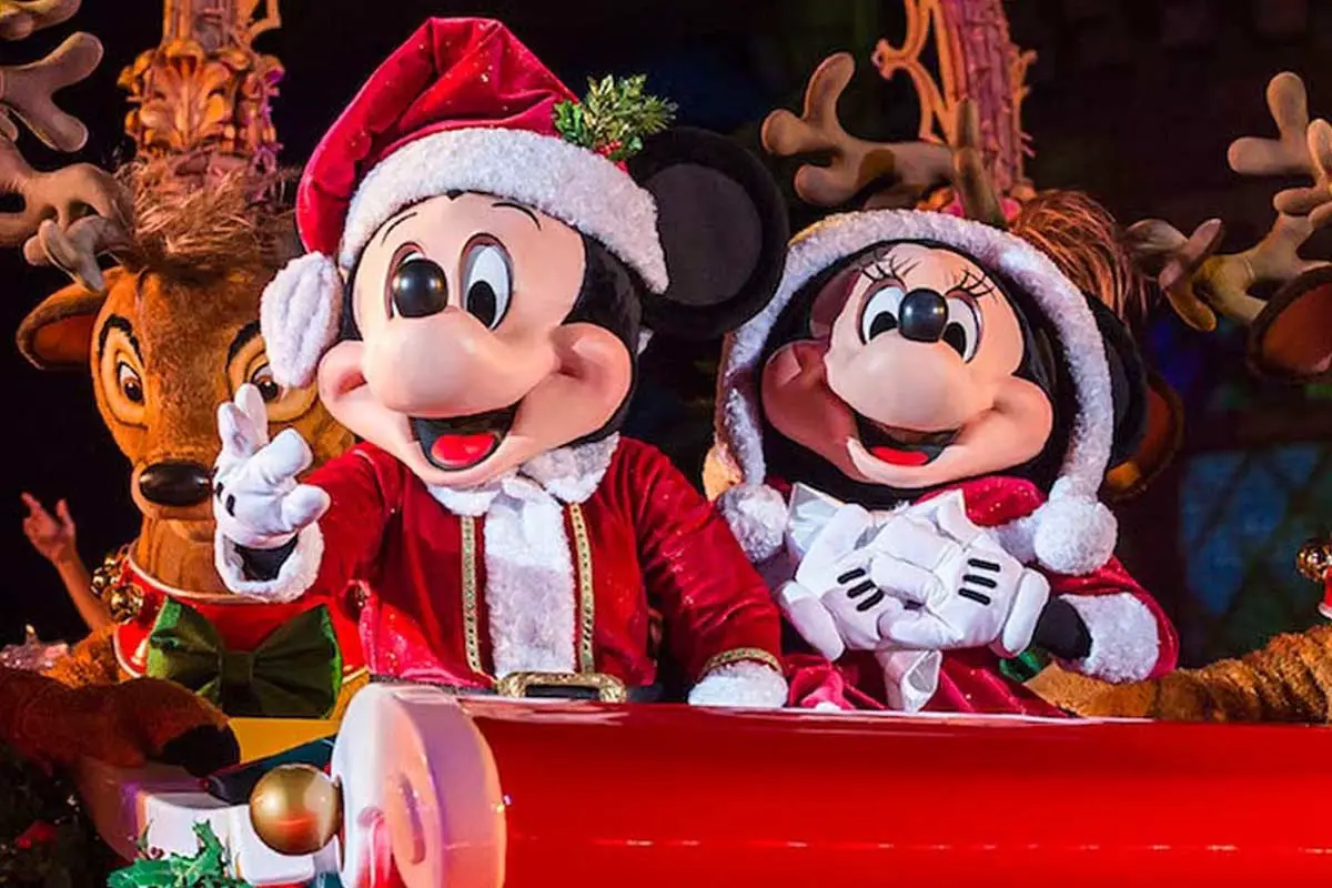 Bild von Mickey und Minnie in Weihnachtskleidung 