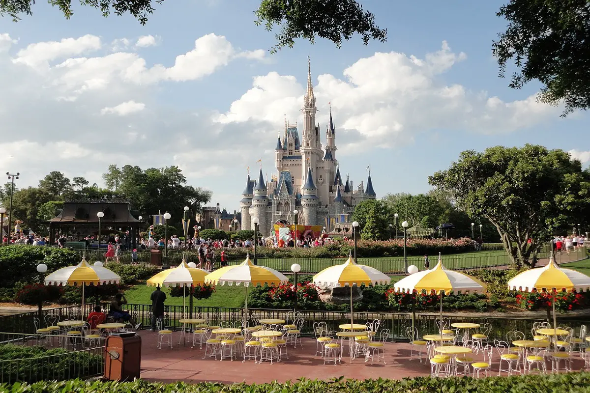 Komplex von Tischen vor dem Disney-Schloss