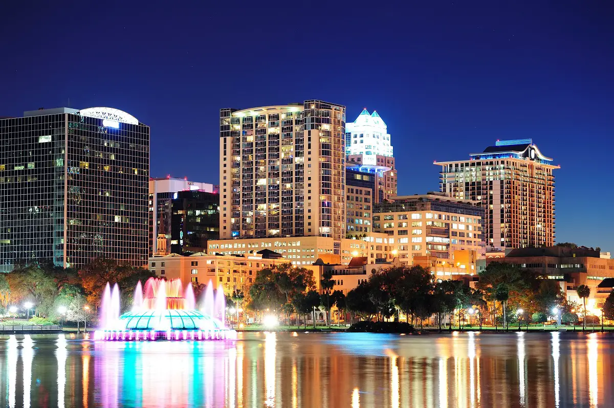 Orlando-Stadt bei Nacht
