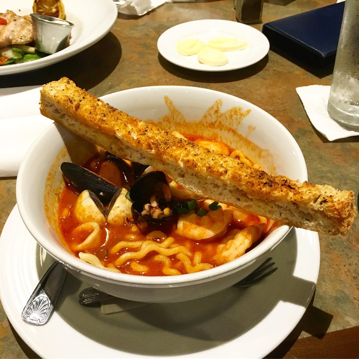 Ciopinno Ocean Bowl und Muschelsuppe im Lombard's Seafood Grille