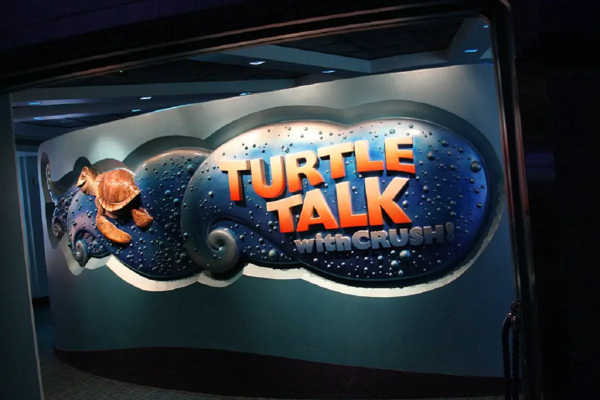 Placa da atração Turtle Talk With Crush à noite com iluminação artificial