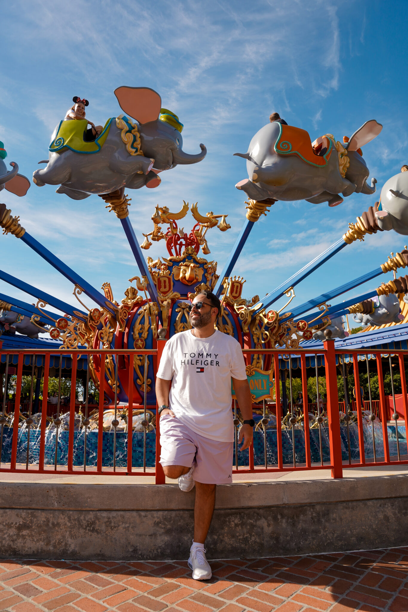 Carlos em Frente a Dumbo the Flying Elephant