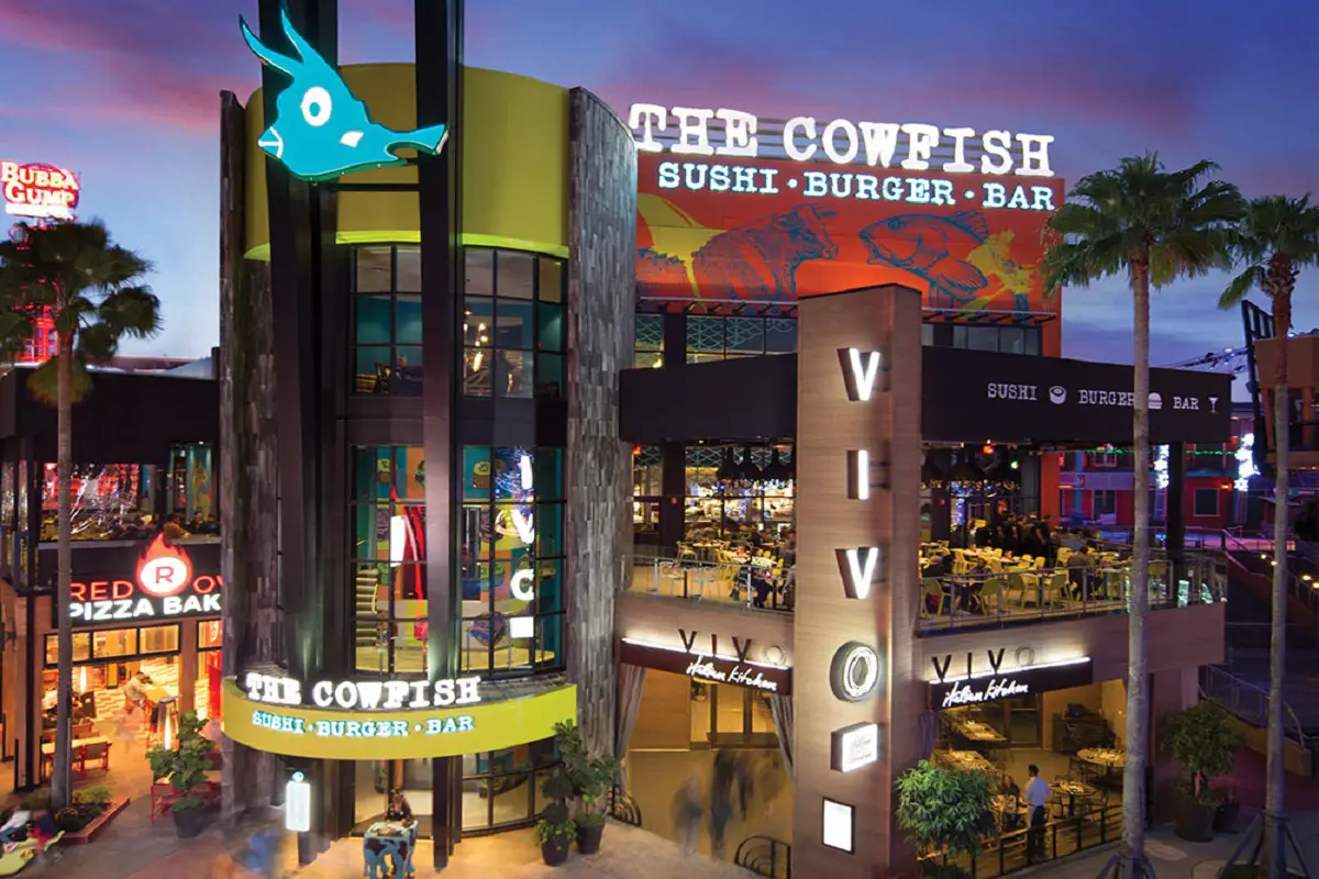 CowFish capturado en cámara con poca luz donde se pueden ver las diversas ubicaciones del restaurante y divertidos detalles arquitectónicos en el lugar, como su fachada de vidrio