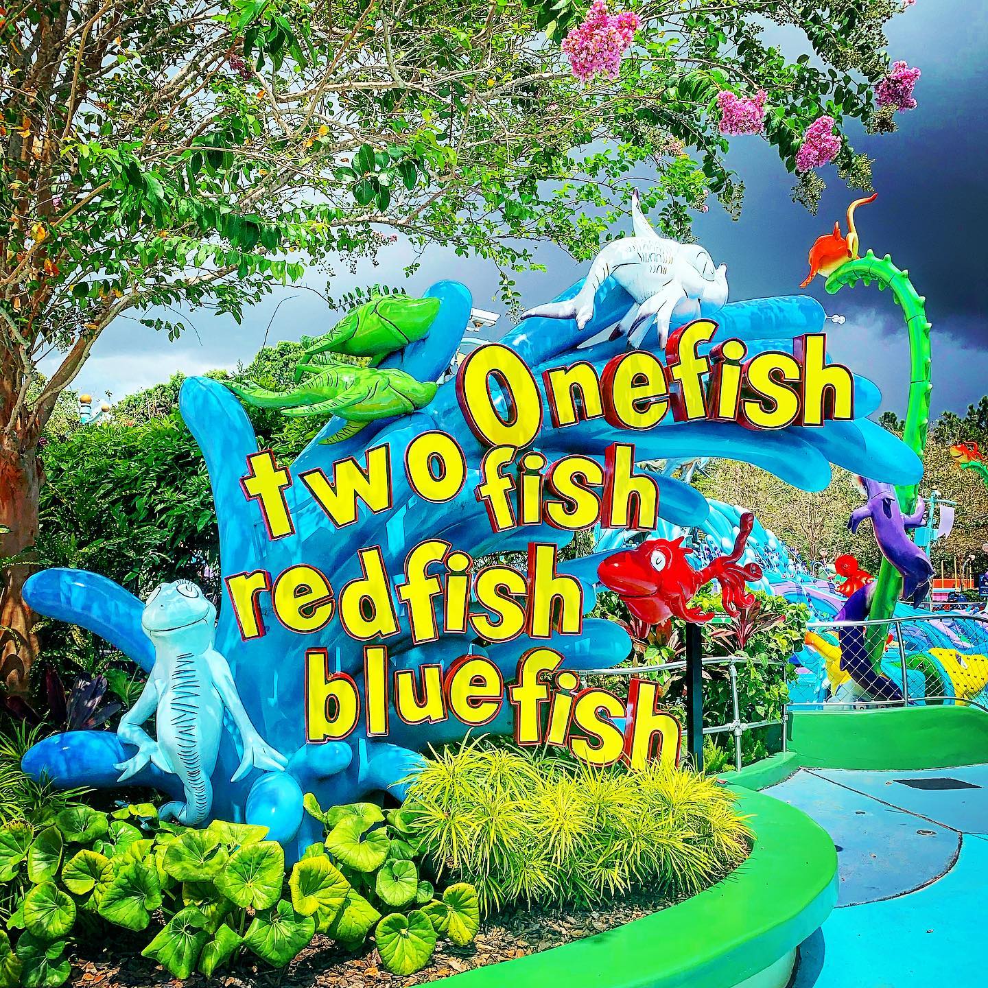 Un pez, dos peces, pez rojo, pez azul: atracción Islands of Adventure