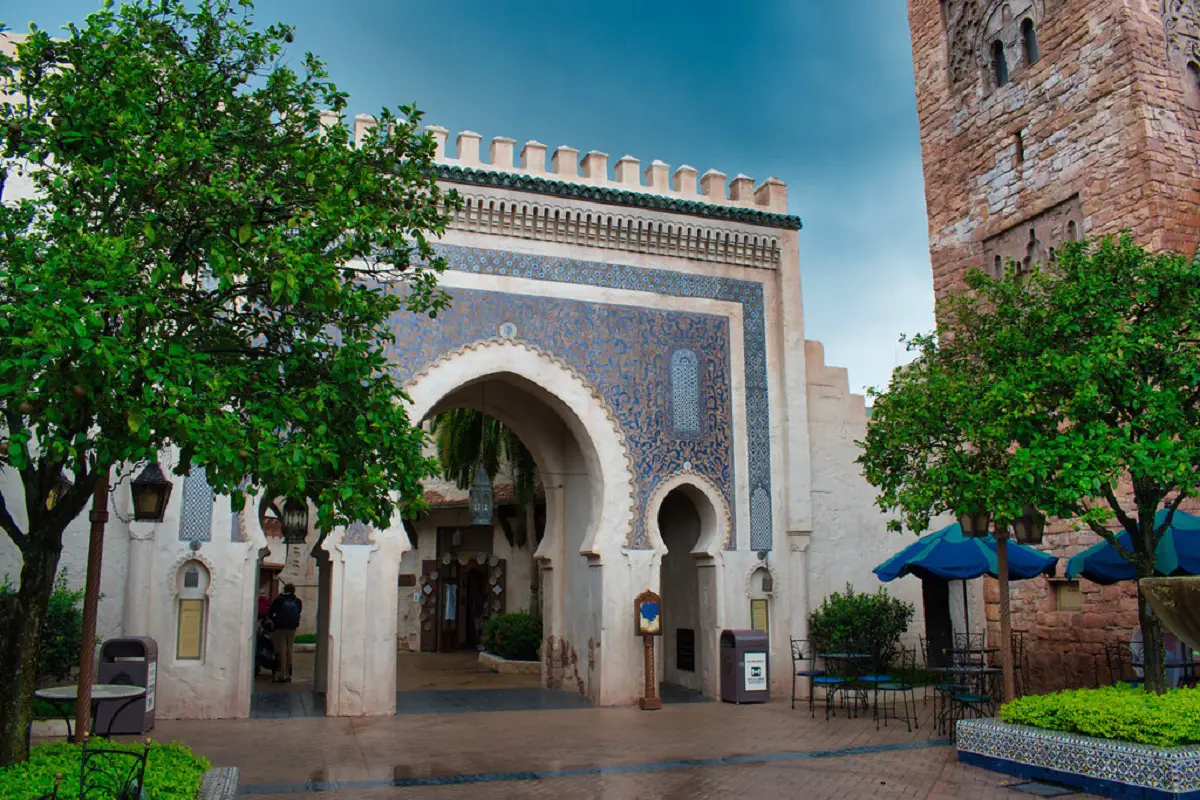 Das Tangerine Café auf einem morgens oder nachmittags aufgenommenen Foto zeigt seine marokkanische Architektur am Eingang des Restaurants