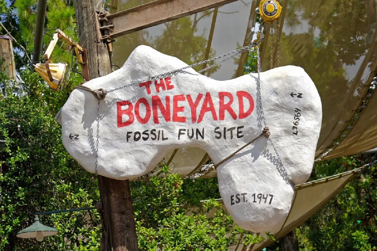 Placa do restaurante The Boneyard em formato de osso com letreiro