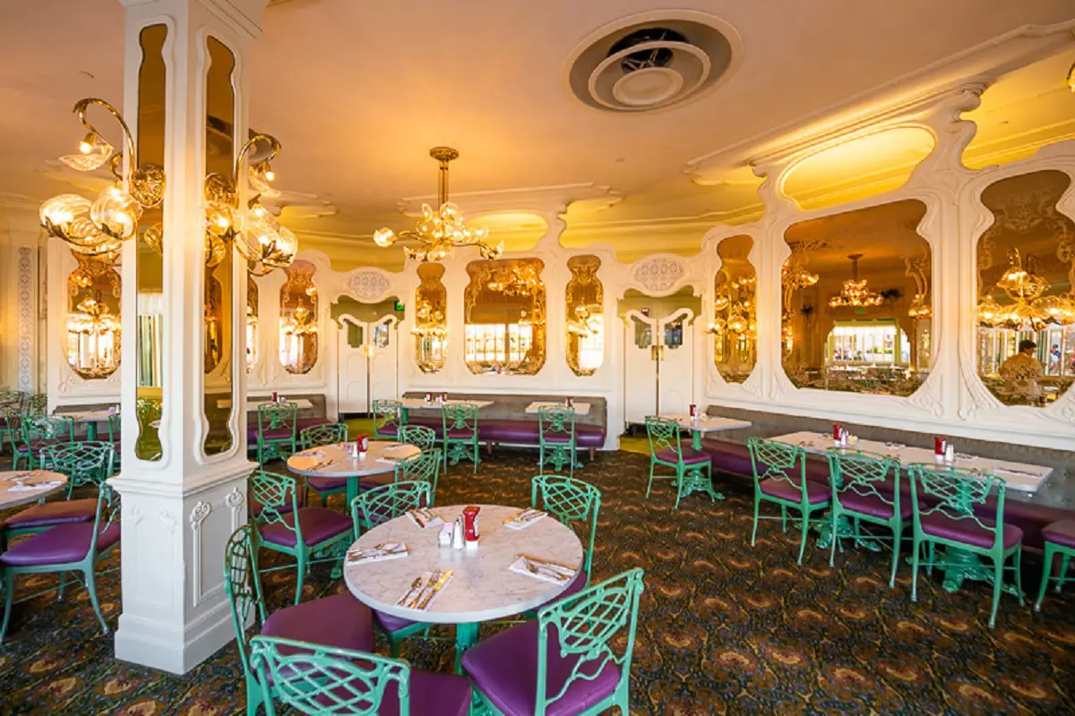 Interior do The Plaza Restaurant mostrando suas cadeiras e mesas