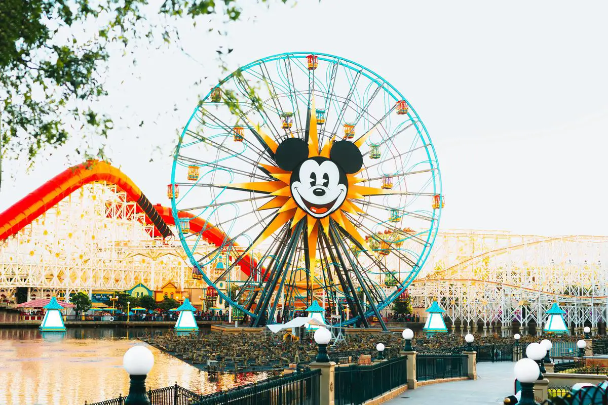 Imagem dos parques temáticos da Disney na Flórida, com todos os personagens famosos e os icônicos castelos da Cinderela e da Bela e a Fera.