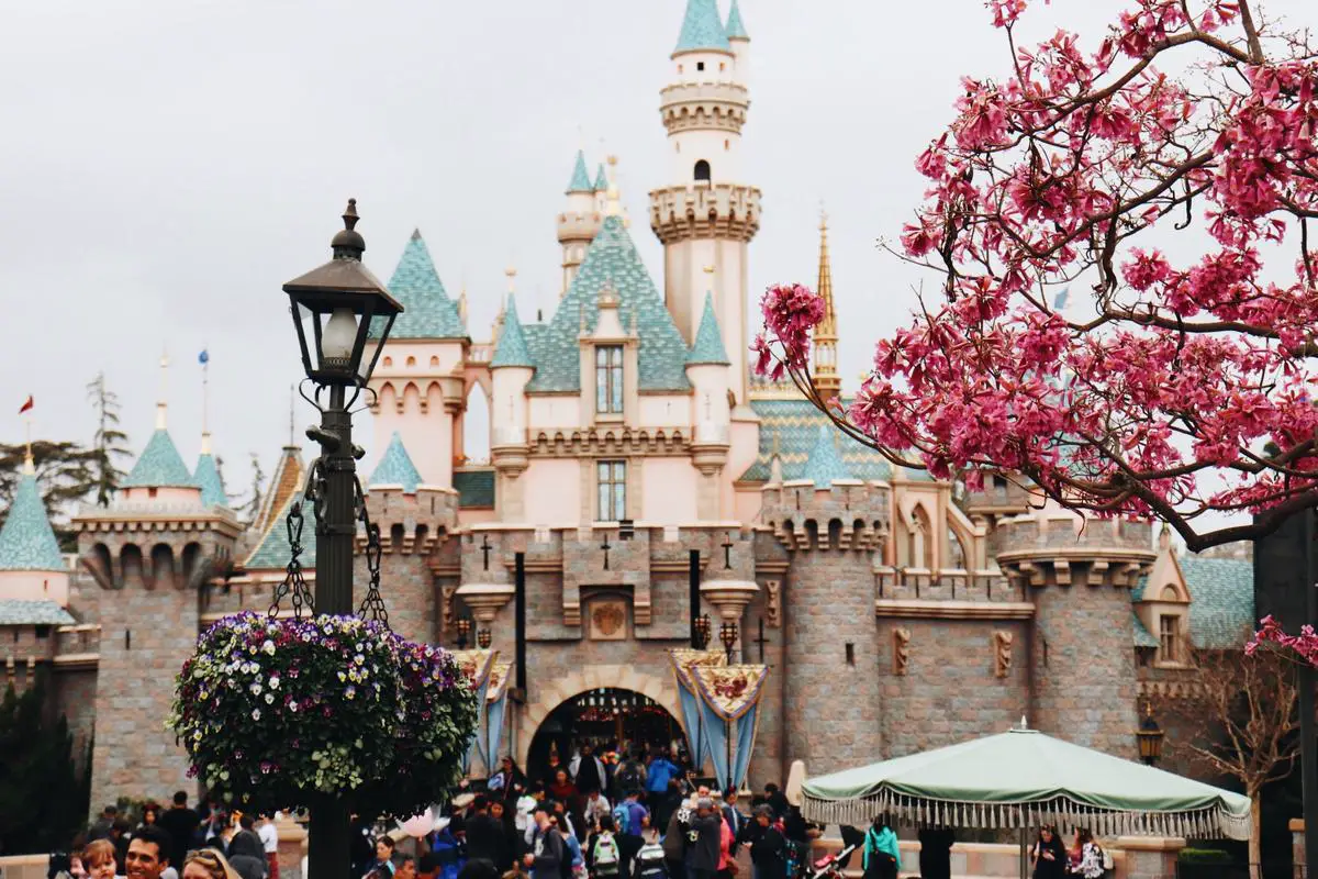 Imagem do Magic Kingdom da Disney com o icônico castelo da Cinderela na frente